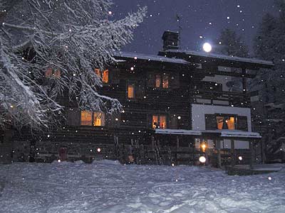 Nevicata serale al Rifugio Alpino L'Ermitage di Chamois