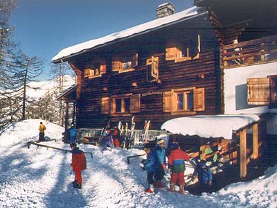 Veduta del Rifugio Alpino L'Ermitage di Chamois d'inverno
