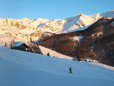 Veduta delle piste da sci di Chamois dal Rifugio Alpino L'Ermitage