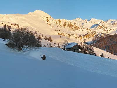 Veduta delle piste da sci di Chamois dal Rifugio Alpino L'Ermitage