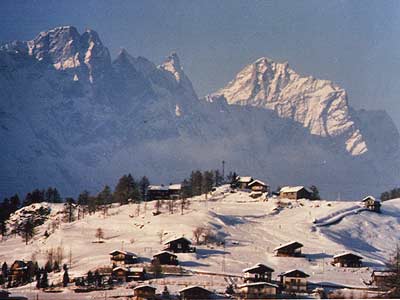 Veduta di Chamois d'inverno, con i monti della Valtournenche sullo sfondo