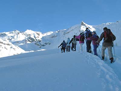 Escursione invernale in alta quota con gli sci sopra Chamois