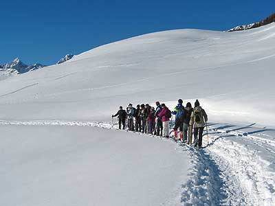 Escursione invernale in alta quota con gli sci sopra Chamois