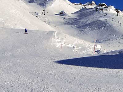 Veduta dei campi di sci di Chamois durante la stagione invernale